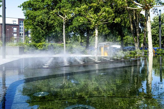 Langenfeld, Konrad-Adenauer-Platz, Boulevard Quarzgrau, Silbergrau und Titangrau samtiert in Kombination mit ConceptDesign Wassertisch, Beeteinfassungen und Sitzbänke CD 1001.