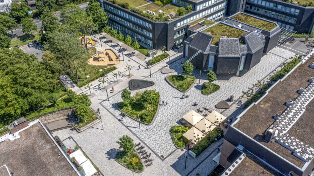 Langenfeld, Konrad-Adenauer-Platz, Boulevard Quarzgrau, Silbergrau und Titangrau samtiert in Kombination mit ConceptDesign Wassertisch, Beeteinfassungen und Sitzbänke CD 1001.