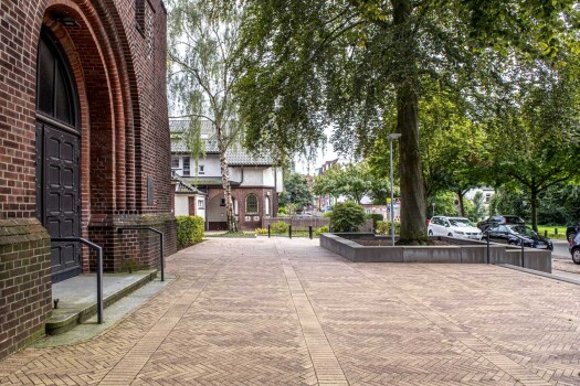 Hamburg Wandsbeck, Kreuzkirche, Brikk Beige-braun, gemasert.