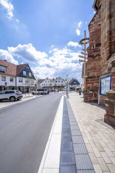 Waldeck Innenstadt, Umbriano Granitbeige mit Blindenleitsystem und Bordstein.